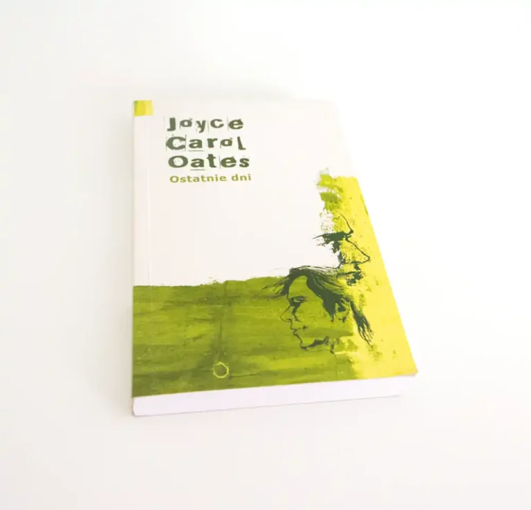 na blacie leży książka z białą zieloną, okładką. Autorka okładki Agnieszka Kierat Sterownik.