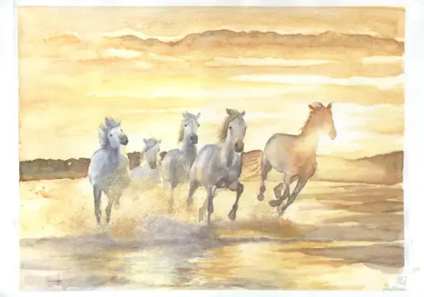 Obraz przedstawia pięć koni galopujących swobodnie po plaży o zachodzie słońca. Woda jest widoczna wokół ich kopyt, a piasek podnosi się w chmurę wokół nich. Konie są w ruchu, ich grzywy unoszą się na wietrze, a tło stanowi złociste niebo z warstwami chmur. Cała scena emanuje harmonią, siłą i naturalną pięknem.